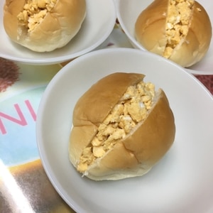 簡単レンジ炒り卵のロールパンサンド
